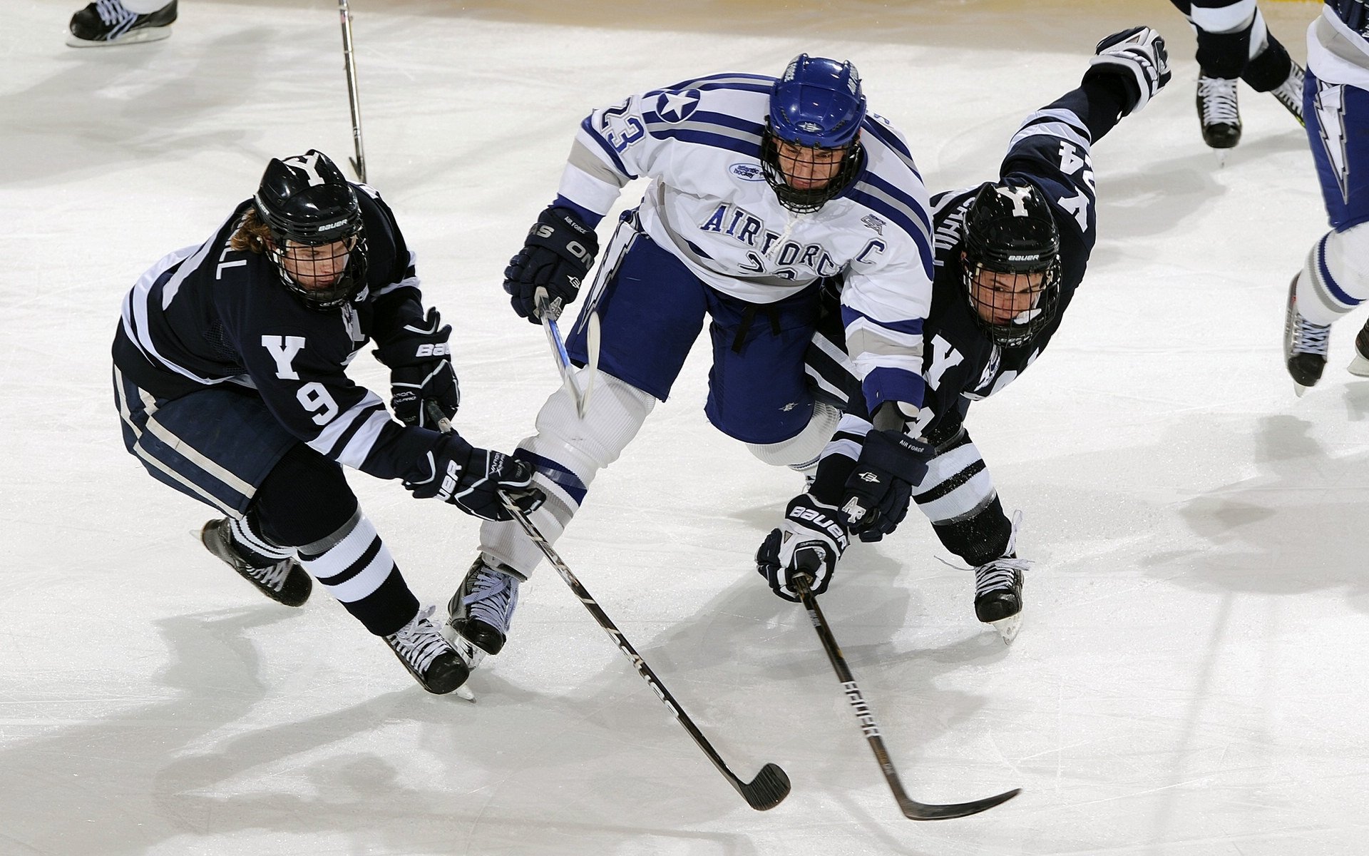 开云体育APP-“逆境求胜：车手在极端环境的英勇战役”